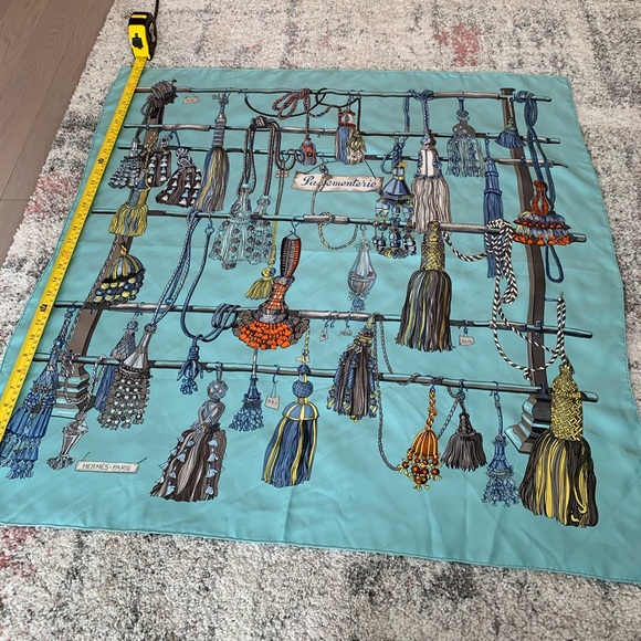 HERMÈS Le carré (square) 100%silk scarf - Picture 3 of 10